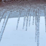 ОПАСНОСТЬ СХОДА СНЕГА И СОСУЛЕК